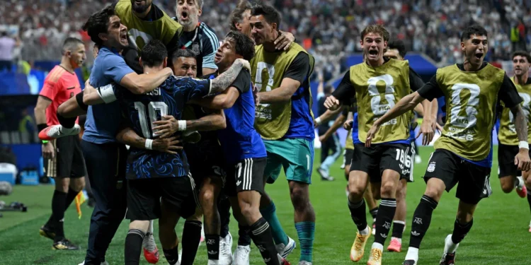 Argentina vira contra a Inglaterra e está na final da Copa do Mundo