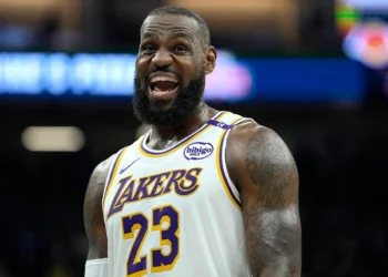 LeBron James é a nova estrela do Philadelphia 76ers