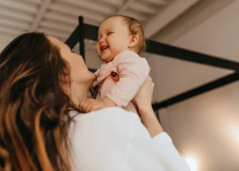 Células da mãe permanecem no cérebro dos filhos, sugere estudo