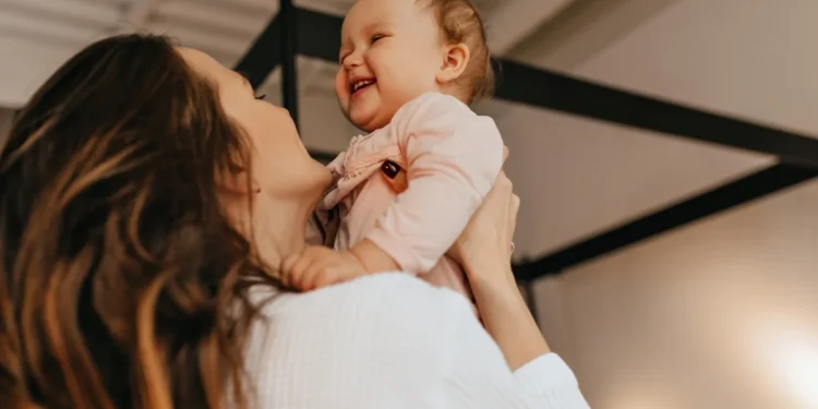 Células da mãe permanecem no cérebro dos filhos, sugere estudo