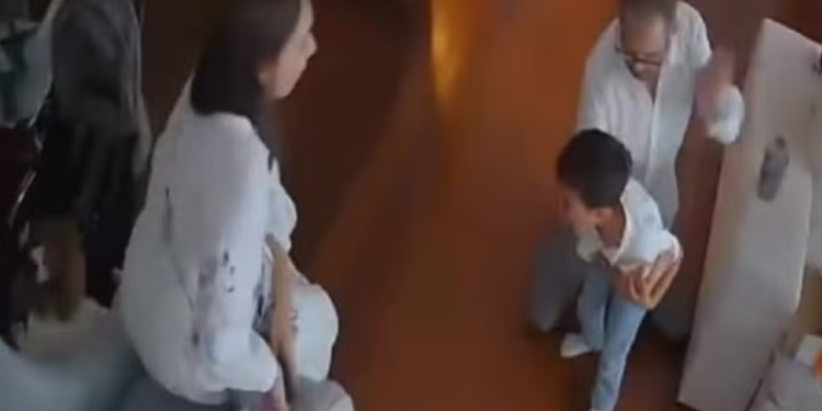 Vídeo emocionante mostra médico salvando o próprio filho de 4 anos após engasgo com bolinha de isopor