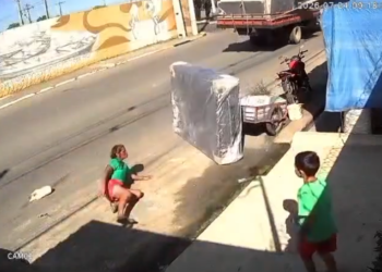 câmera flagra cama caindo de caminhão e atingindo mulher