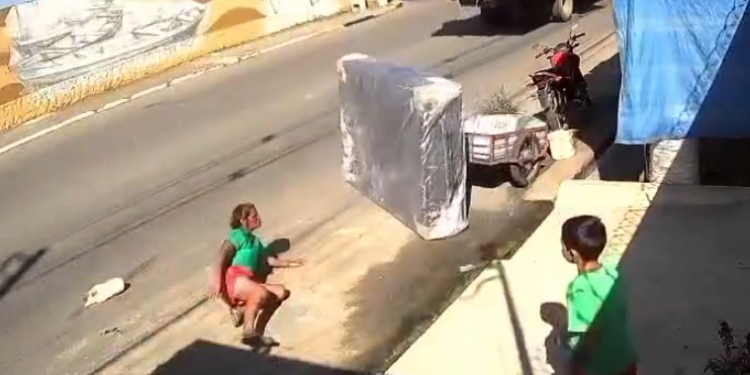 câmera flagra cama caindo de caminhão e atingindo mulher