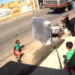 câmera flagra cama caindo de caminhão e atingindo mulher