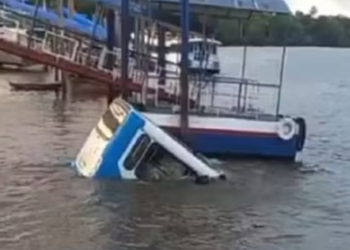 Desespero no Pará: ônibus cai em rio e afunda com passageiros a bordo em porto de Barcarena