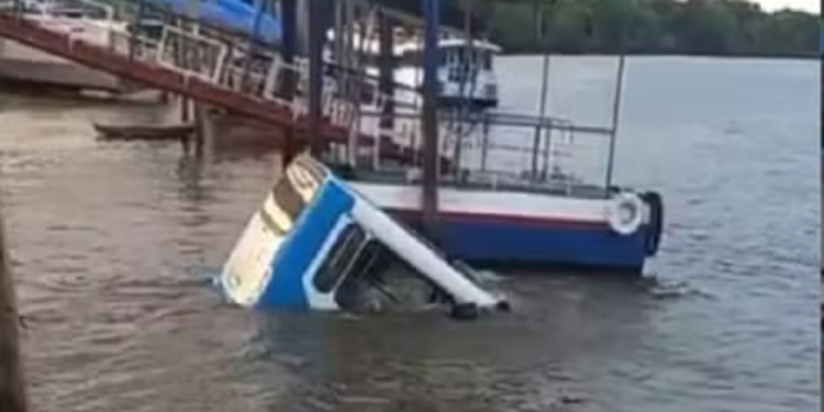 Desespero no Pará: ônibus cai em rio e afunda com passageiros a bordo em porto de Barcarena