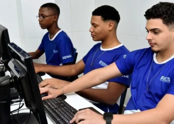 Senai lança 10 mil vagas de cursos técnicos de graça com auxílio de R$ 1.200 por mês