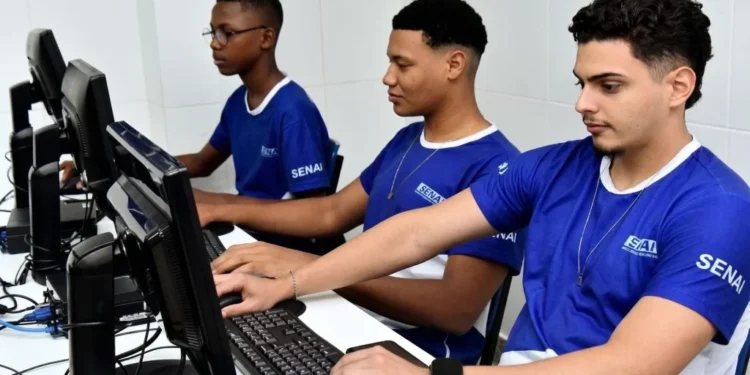Senai lança 10 mil vagas de cursos técnicos de graça com auxílio de R$ 1.200 por mês