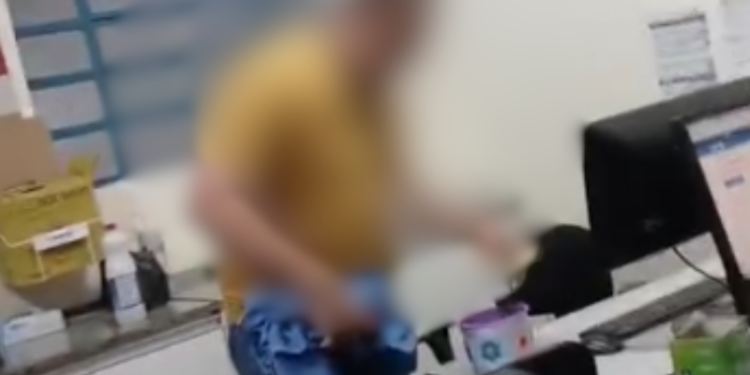 Mãe acusa servidor de unidade de saúde em Manaus: “Mandou minha filha morrer”