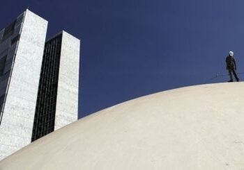 Emendas para o SUS bancam mais itens de escritório do que material de saúde