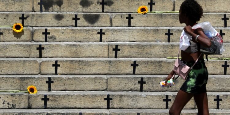 Mortes violentas caem 8,2% no país em 2025; feminicídios aumentam 4%