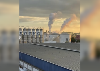Bombeiros encerram ação em fábrica após fim de vapores estireno em tanque