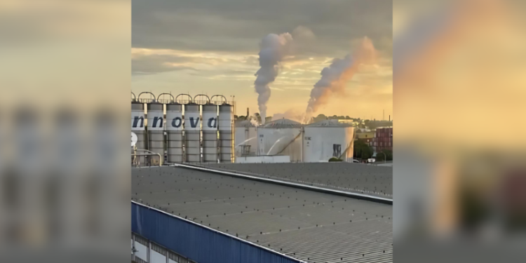 Bombeiros encerram ação em fábrica após fim de vapores estireno em tanque