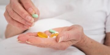 Uso de múltiplos medicamentos por idosos exige atenção redobrada a interações