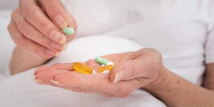 Uso de múltiplos medicamentos por idosos exige atenção redobrada a interações