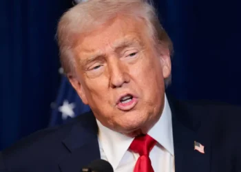 Trump assina decretos e restringe cidadania por nascimento