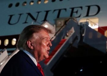 Trump deixa avião presidencial às escondidas após ameaça do Irã e operação secreta viraliza