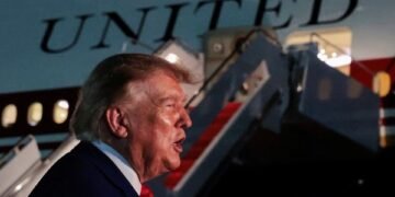 Trump deixa avião presidencial às escondidas após ameaça do Irã e operação secreta viraliza