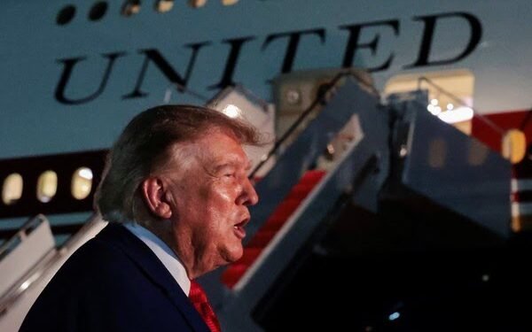 Trump deixa avião presidencial às escondidas após ameaça do Irã e operação secreta viraliza