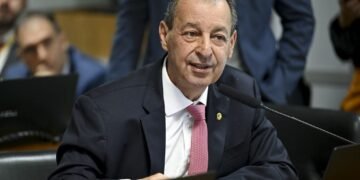 Relator da 6×1, Omar Aziz diz que dará “a maior agilidade possível” à PEC