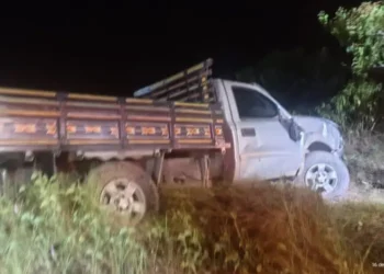 Caminhão cai em barranco e deixa um morto e dois feridos no Ramal Francisca Mendes, no Amazonas