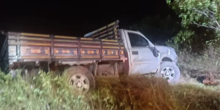 Caminhão cai em barranco e deixa um morto e dois feridos no Ramal Francisca Mendes, no Amazonas