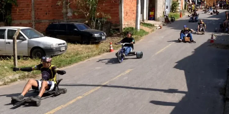 Carrinho de rolimã perde o controle a 80 km/h, rompe proteção e atinge público no Equador
