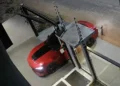 Mulher usa Mustang para romper portão e escapar após denunciar cárcere privado em MT