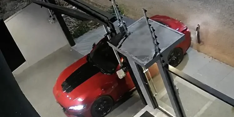 Mulher usa Mustang para romper portão e escapar após denunciar cárcere privado em MT