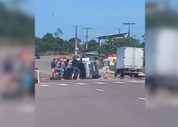 Carro capota e fica tombado no meio da AM-070