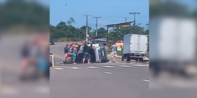 Carro capota e fica tombado no meio da AM-070