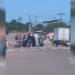 Carro capota e fica tombado no meio da AM-070