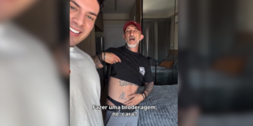 De calcinha, Cristian Cravinhos grava cena com ator pornô: “Broderagem”