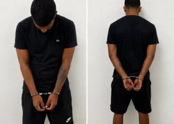 Homens são flagrados juntos na mesma cabine de banheiro de shopping e caso vai parar na delegacia