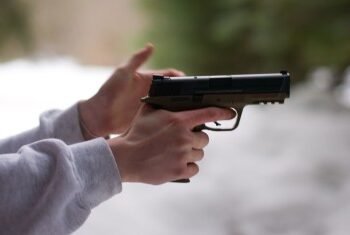 Projeto que amplia porte de armas para empresários avança na Câmara; veja o que pode mudar