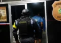 Homem é preso após agredir e manter mãe em cárcere com faca em Parintins