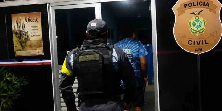 Homem é preso após agredir e manter mãe em cárcere com faca em Parintins