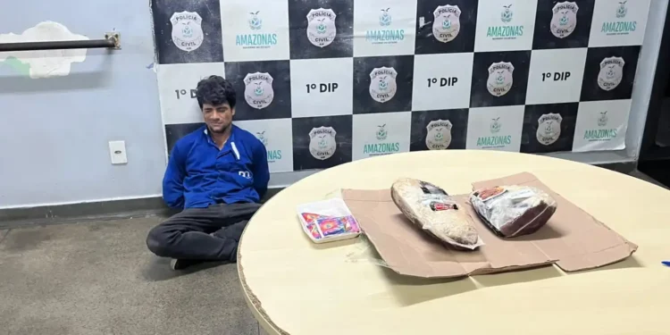 Homem é preso após tentar furtar duas peças de picanha de supermercado em Manaus