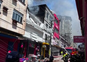 INCÊNDIO ASSUSTA COMERCIANTES  E CHAMA ATENÇÃO NO CENTRO DE MANAUS