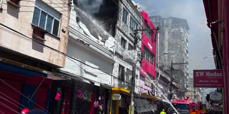 INCÊNDIO ASSUSTA COMERCIANTES E CHAMA ATENÇÃO NO CENTRO DE MANAUS
