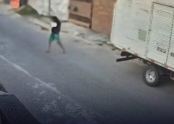 Grávida morre após incêndio em casa e polícia investiga perseguição registrada por câmera