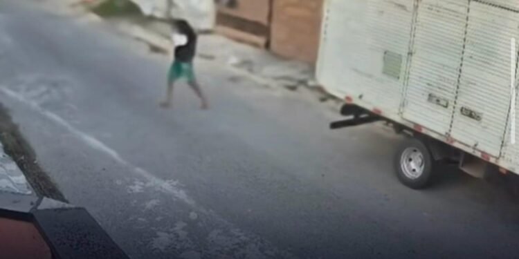 Grávida morre após incêndio em casa e polícia investiga perseguição registrada por câmera