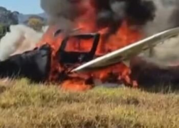 Avião de pequeno porte cai em MG; piloto se salva com paraquedas.