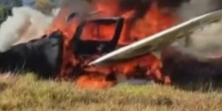 Avião de pequeno porte cai em MG; piloto se salva com paraquedas.