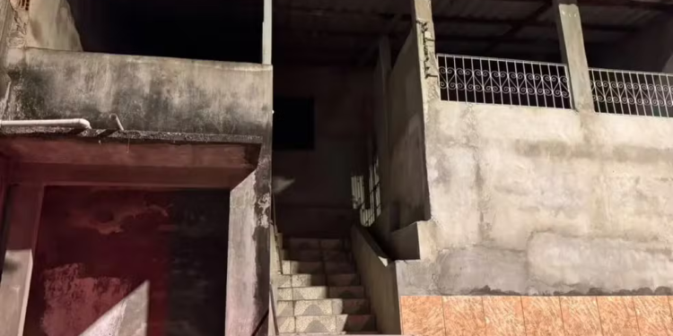 Homem é morto com tiro na cabeça dentro de casa abandonada na zona leste