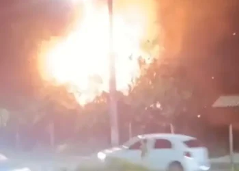 Incêndio atinge área perto de rede elétrica e assusta moradores na zona Norte de Manaus
