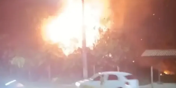 Incêndio atinge área perto de rede elétrica e assusta moradores na zona Norte de Manaus