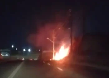 Incêndio próximo a transformador assusta motoristas na Avenida das Flores, em Manaus