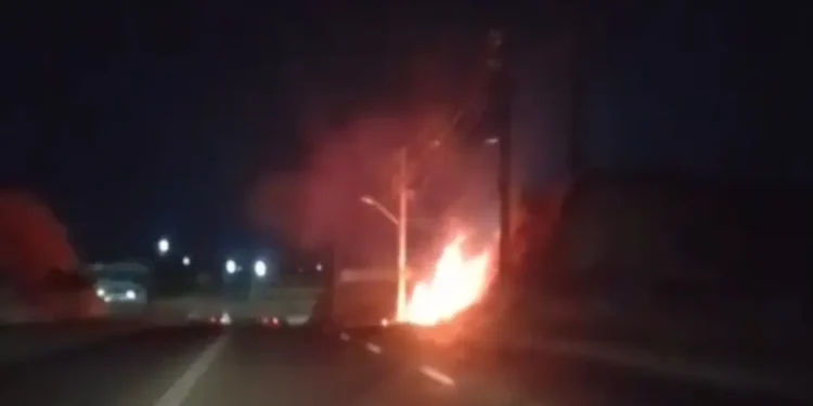 Incêndio próximo a transformador assusta motoristas na Avenida das Flores, em Manaus