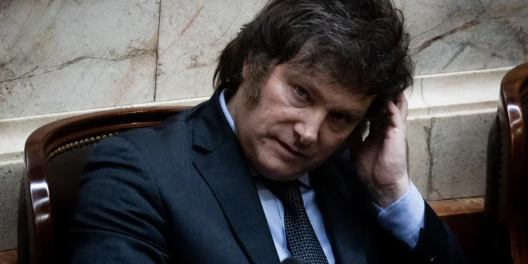 Milei se descola de ex-assessor preso e volta a acusar Lula sem provas